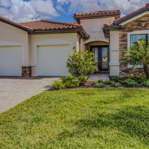 Nice florida home with green grass